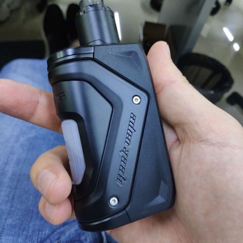 GeekVape_Aegis_Squonk_100W_Kit_Handcheck